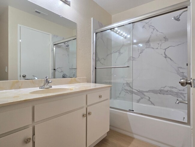 Building Photo - Spacious 2-Story Townhome, 2122 Sq Ft, End...