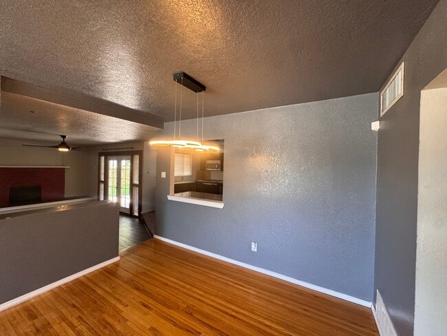 Building Photo - Beautiful 3 bedroom 2 bath.