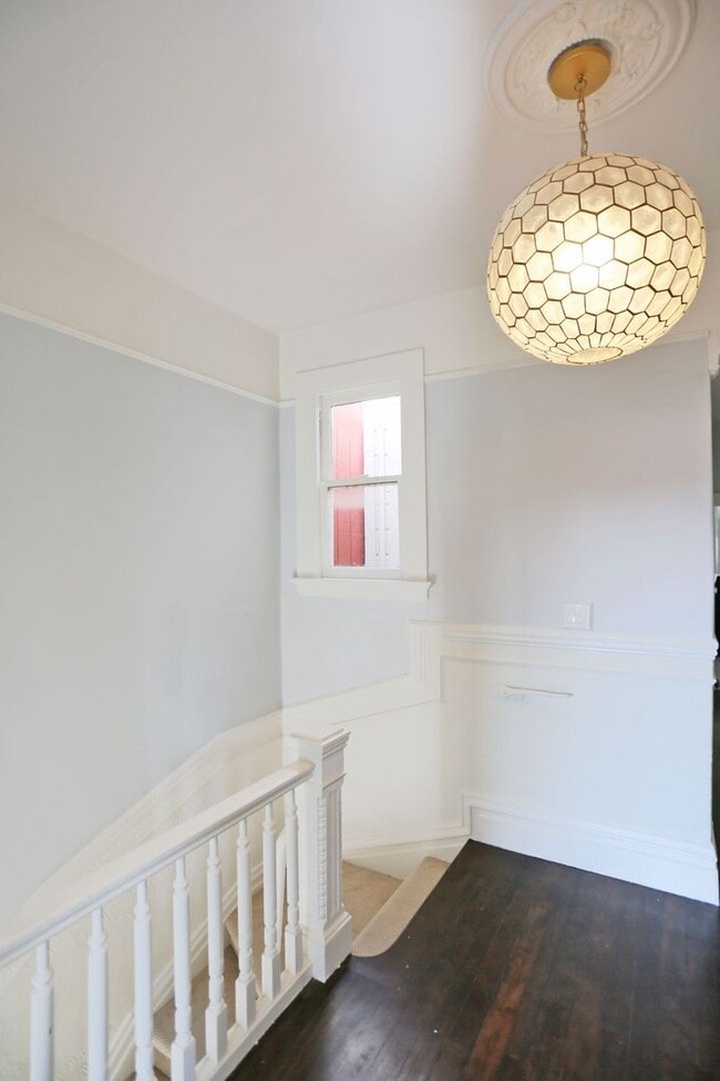 Building Photo - 144 10th Ave