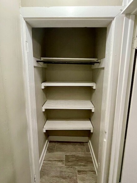 Building Photo - 406 Main St