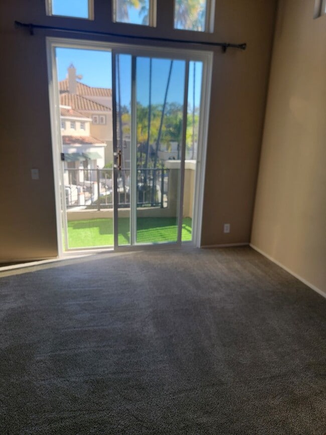 Building Photo - 2 BD/2 BATH