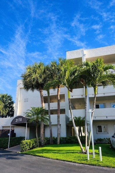 Building Photo - 3178 Via Poinciana