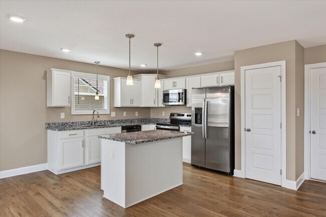 Building Photo - Pet Friendly Three Bedroom!