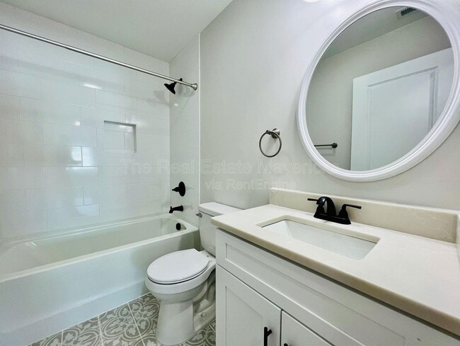 Building Photo - 1904 S Holly St