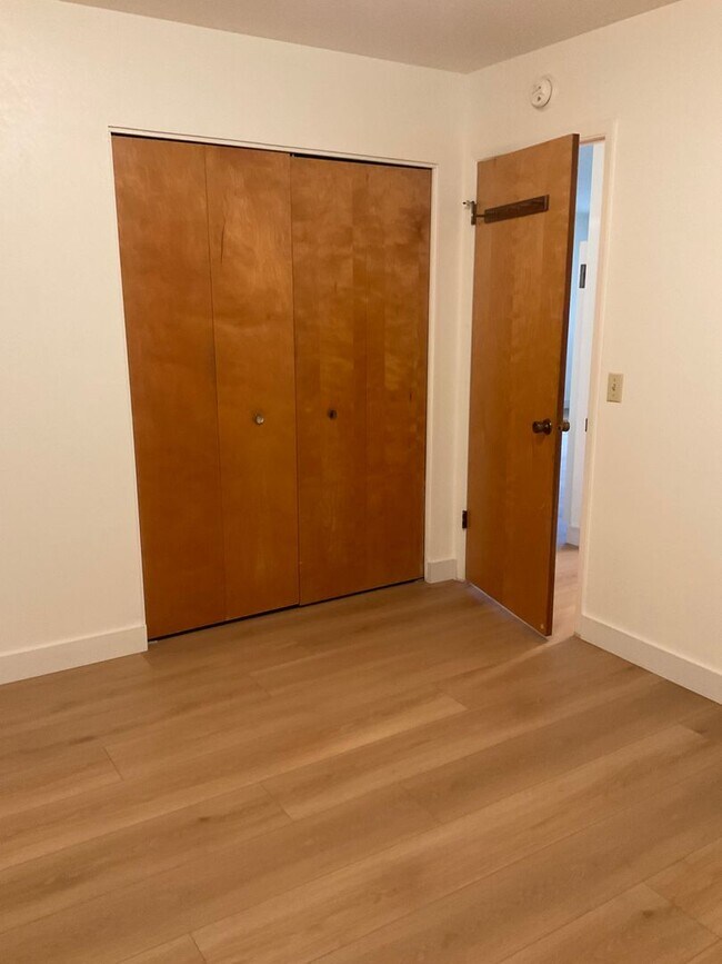 Building Photo - 327 Bassett St