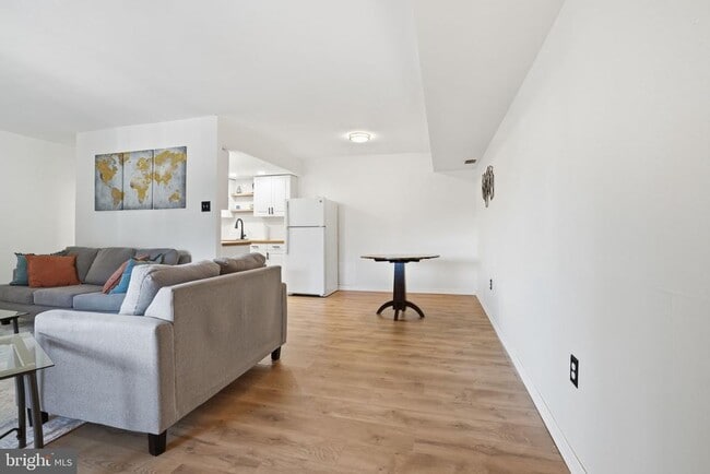 Building Photo - 3750 Clarendon Ave