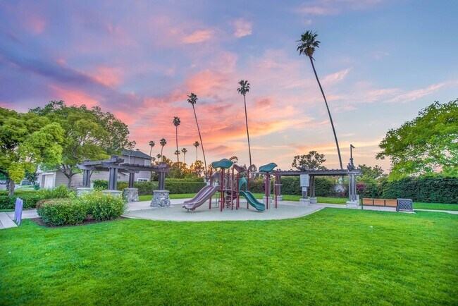 Building Photo - Beautiful Townhouse in the desirable Anaheim Packing District!