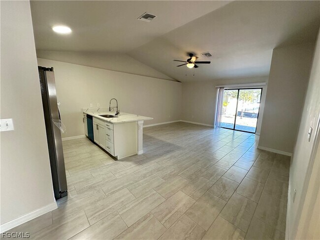 Building Photo - 3821 SW 9th Ave