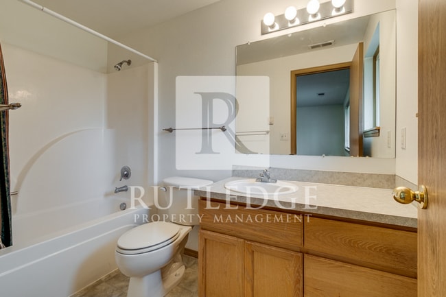 Building Photo - 3 Bedroom / 3 Bath Home Available in the Heart of Shady Cove!