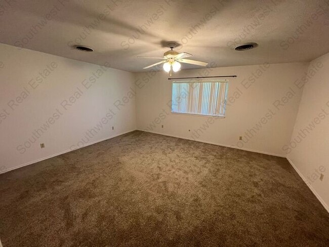 Building Photo - Spacious 4 Bedroom 2.5 Bathroom Home