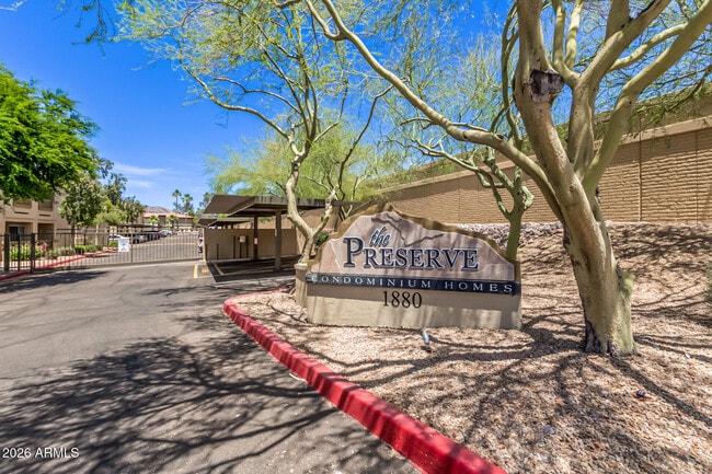 Building Photo - 1880 E Morten Ave