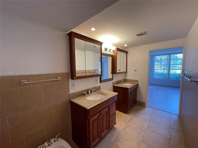 Building Photo - 4009 N Cypress Dr