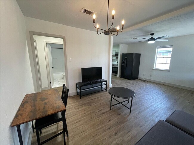 Building Photo - 411 Guyer St