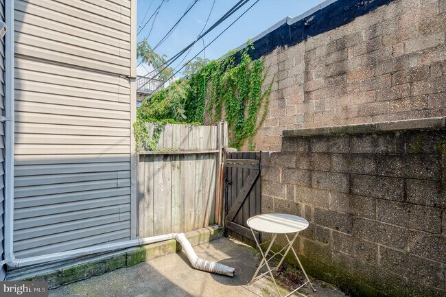 Building Photo - 917 Baylis St