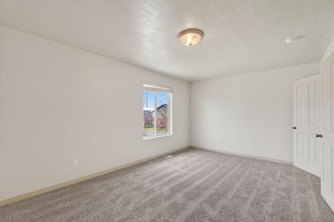 Building Photo - Must-See Apartment in Pheasant Ridge  Pocatello!