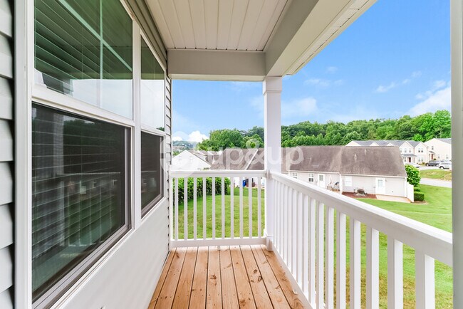 Building Photo - Fantastic 3bd/2ba home! Coming soon!