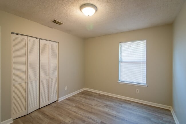 Building Photo - 2801 Ridgecrest Dr