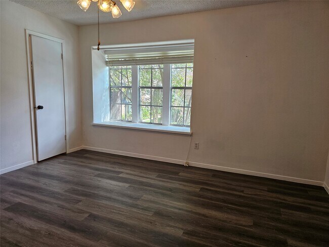 Building Photo - 8287 Kingsbrook Rd