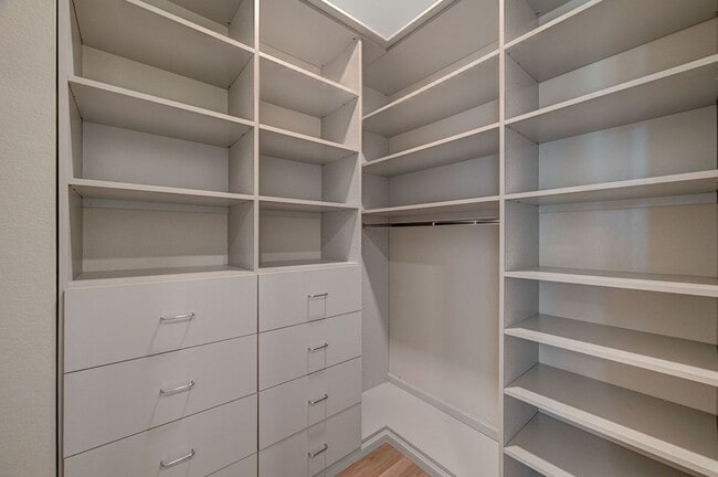 Building Photo - Mira Villa