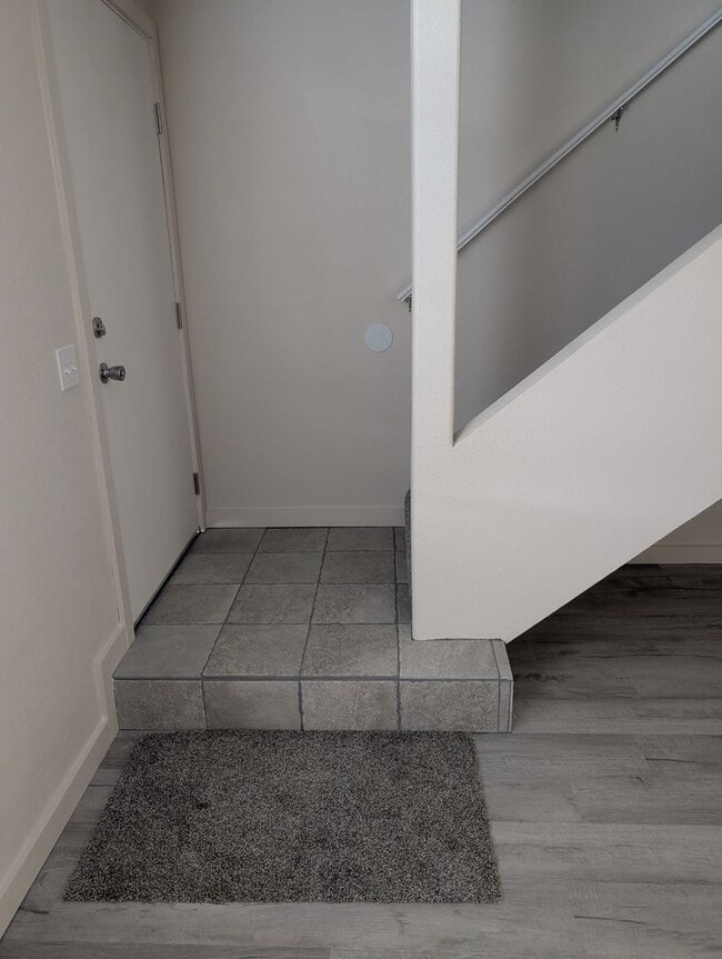 Building Photo - Newly Remodeled Townhouse