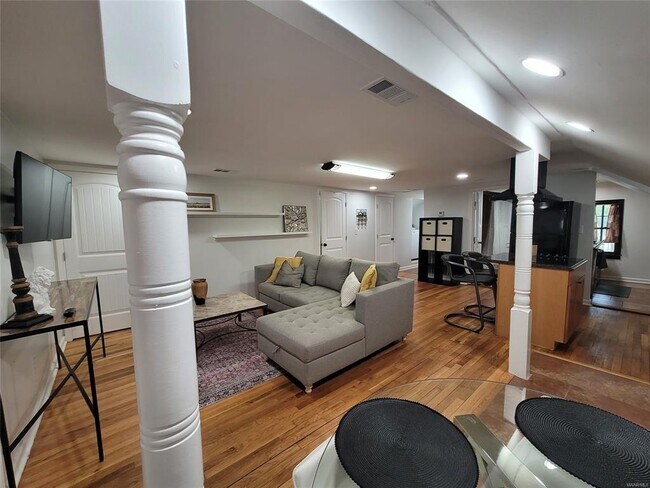 Building Photo - 2137 Madison Ave