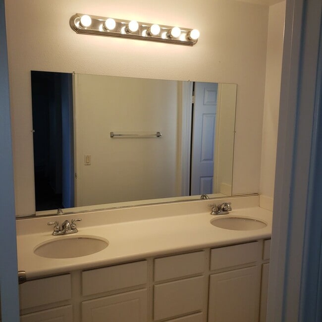 Building Photo - GORGEOUS 4 Bedroom** & 3 full bathrooms on a Cul-De-Sace Home!!