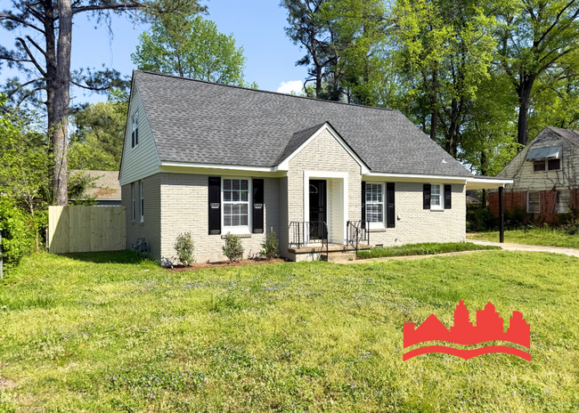Building Photo - Welcome to this spacious 5-bedroom house