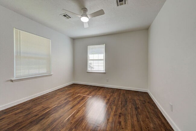 Building Photo - Fully Renovated 4 Bed, 2 Bath Near Campus!