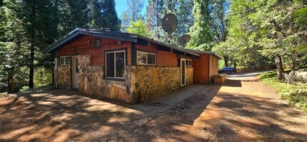 Building Photo - 3 bed 2 bath home surrounded by nature