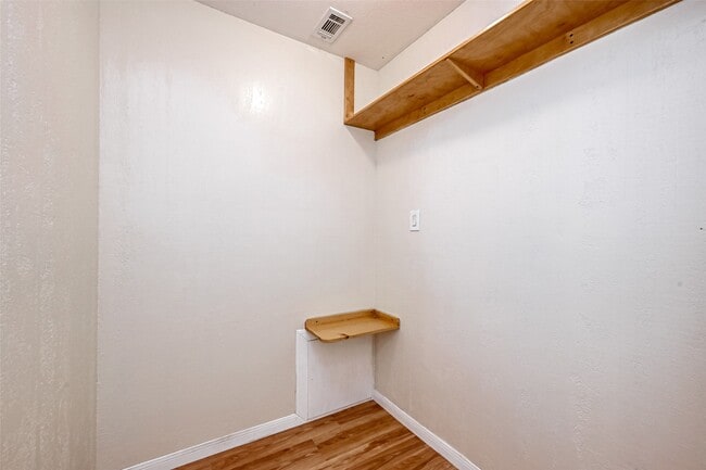Building Photo - 9850 Pagewood Ln