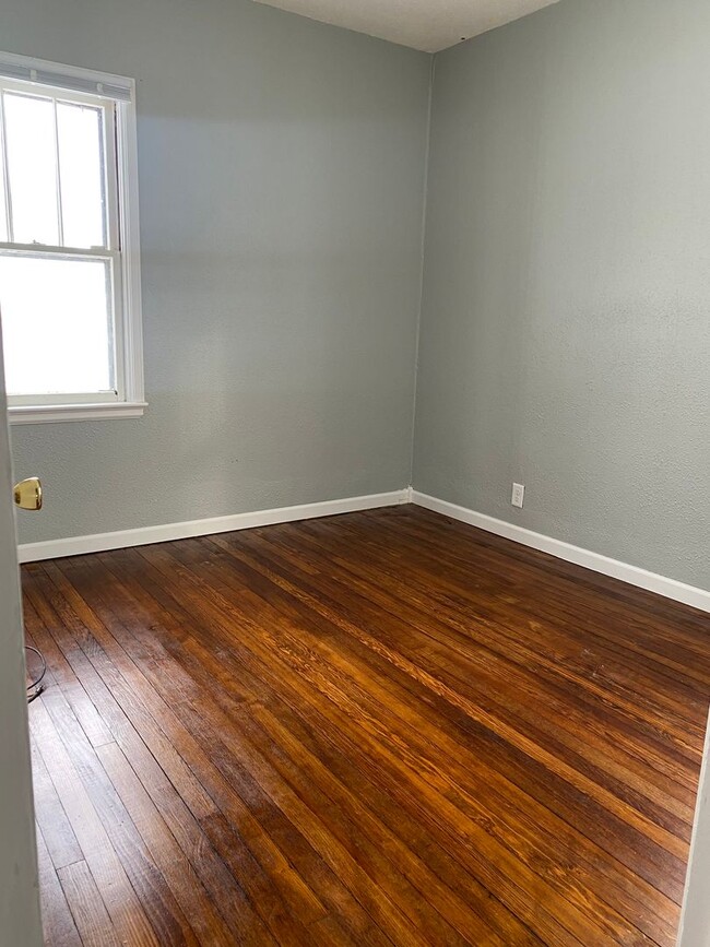 Building Photo - 2 Bedroom, 1 Bathroom House for Rent-820 Adrian