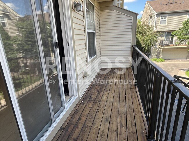 Building Photo - Available Now 3 Bedroom 1 Bath 1 Powder Room Townhome in Eden Prairie