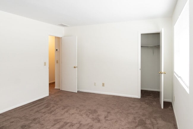 Building Photo - Spacious Two Bedroom Townhome