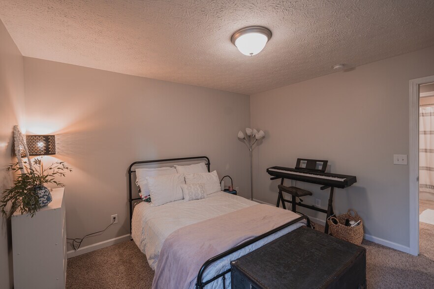bedroom 2 - 3218 Bunting Ln
