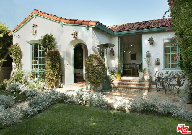 Building Photo - 146 N La Peer Dr