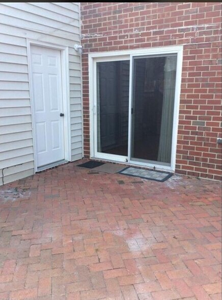 Building Photo - 2229 Sedgewick Dr