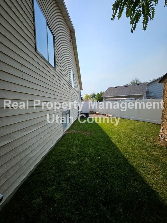 Building Photo - 81 S 220 W St