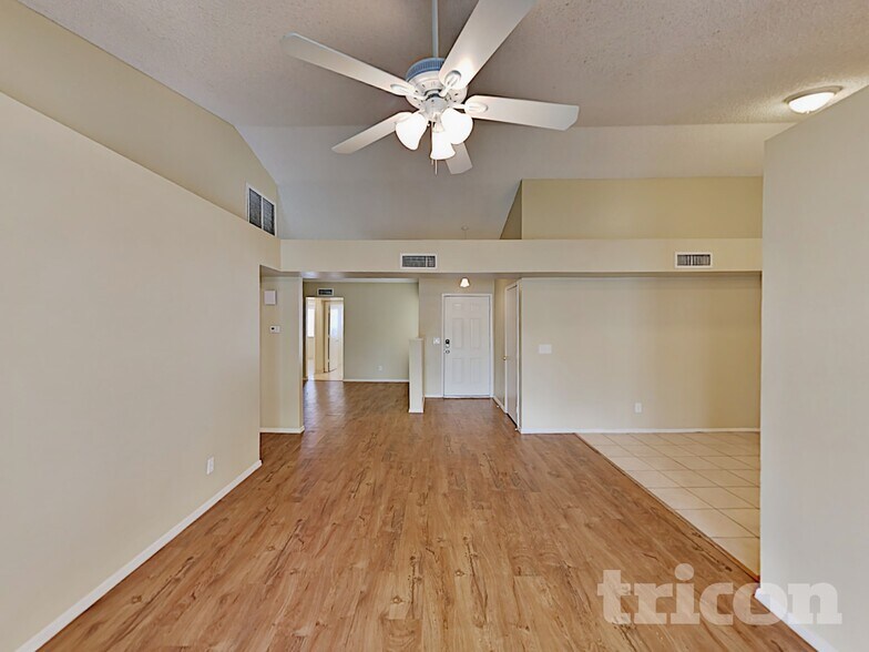 Building Photo - 102 W Ivyglen St