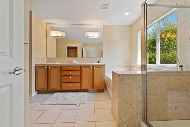 Building Photo - 3Bd/2.5Ba Kirkland Townhouse