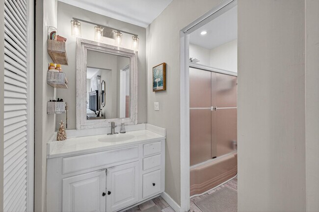 Building Photo - 1570 NE 30th Pl