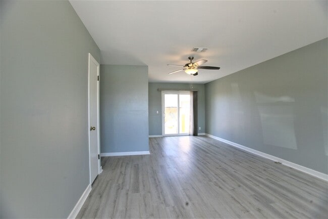 Building Photo - Beautifully updated 1 bedroom apartment within walking distance to the beach!