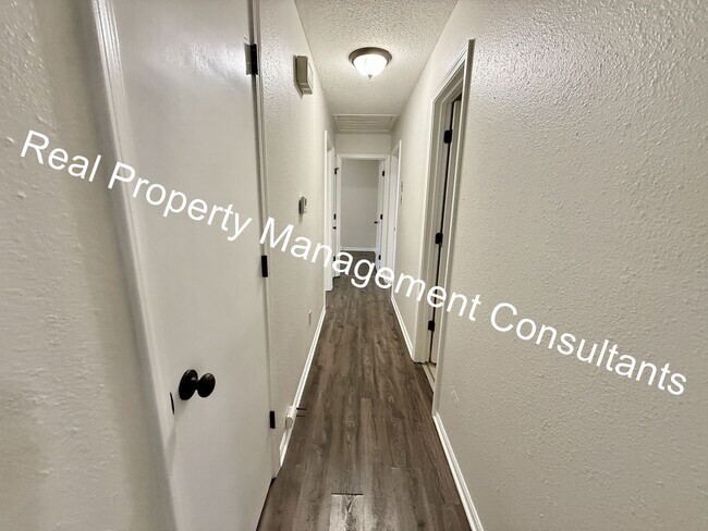 Building Photo - Beautifully Updated Split-Level Home in Blue Springs