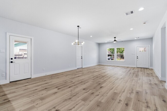 Building Photo - 7040 Kinney St