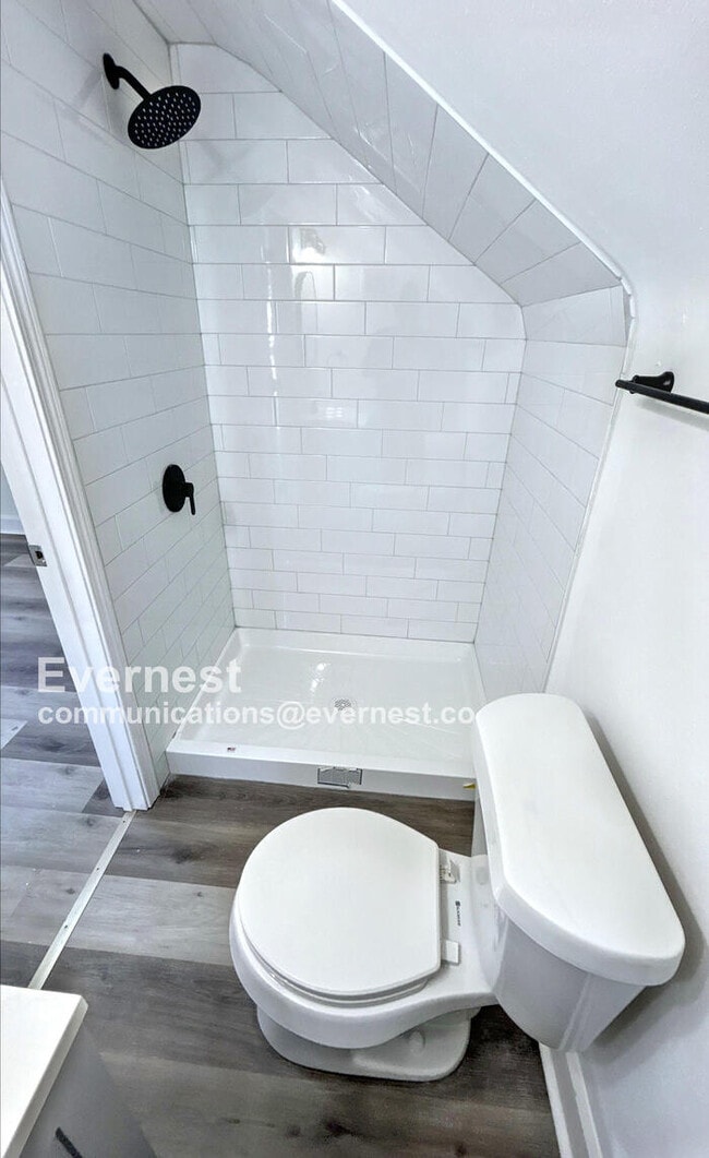 Building Photo - Spacious 4-Bedroom Home with Great Space /...