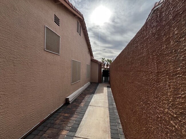 Building Photo - Stylish & Solar-Powered 5-Bed Gem with Vau...
