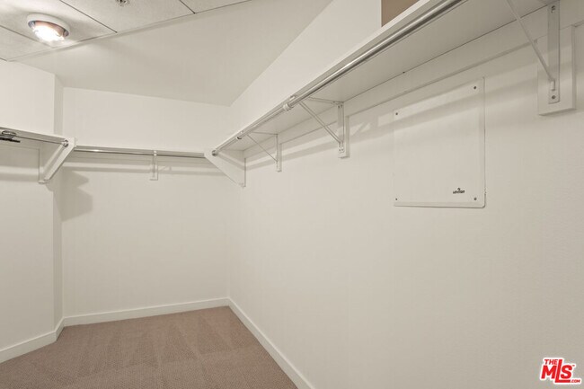 Building Photo - 13700 Marina Pointe Dr