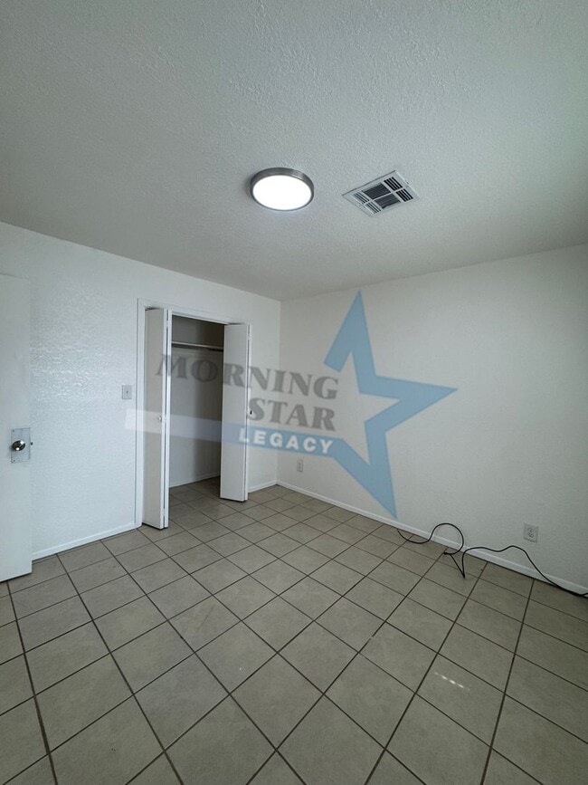 Building Photo - Cute 2-Bedroom Duplex