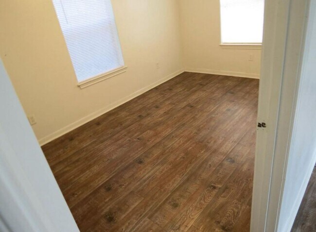 Building Photo - July 2026 Move in! Adorable 1 bedroom 1 bathroom with a Yard!