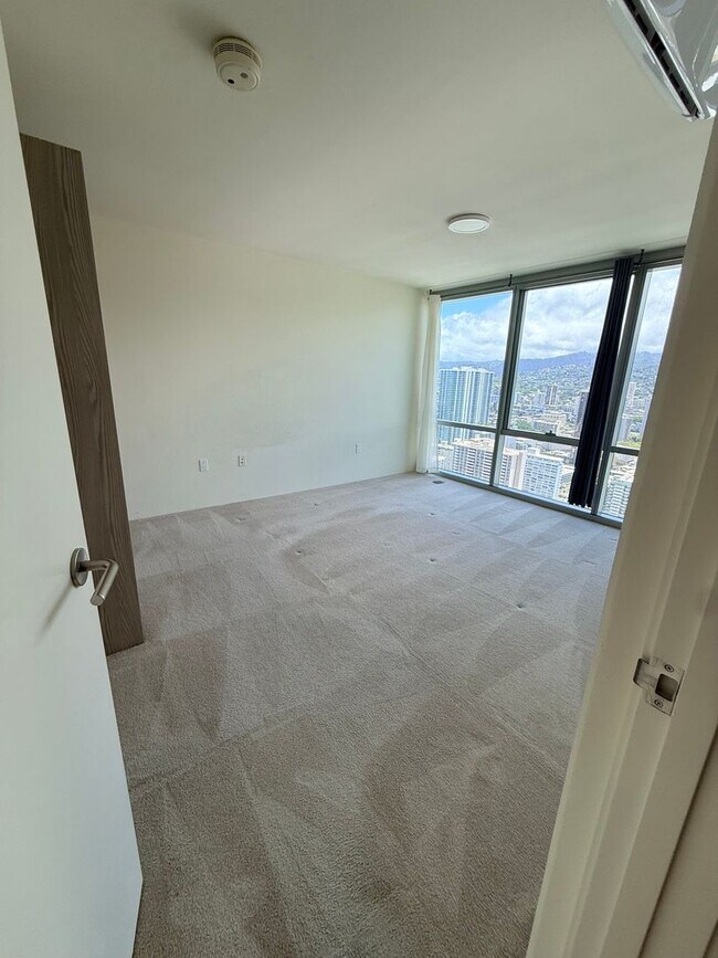 Building Photo - Prime Location- Kapiolani Residence 43d floor- Great views!