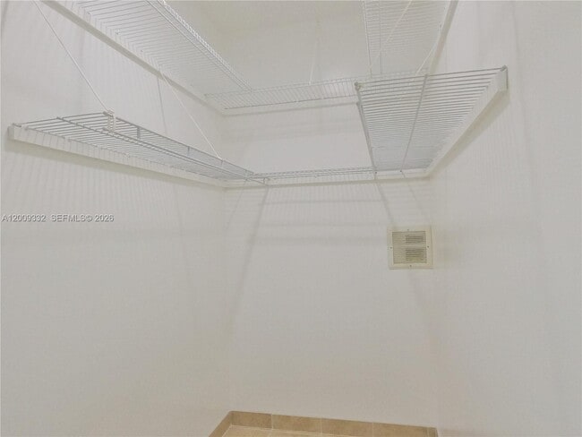 Building Photo - 1021 Mango Dr